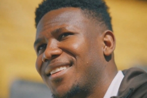 官方：狼队23岁中卫莫斯奎拉续约至2030年，去年9月受伤缺席至今